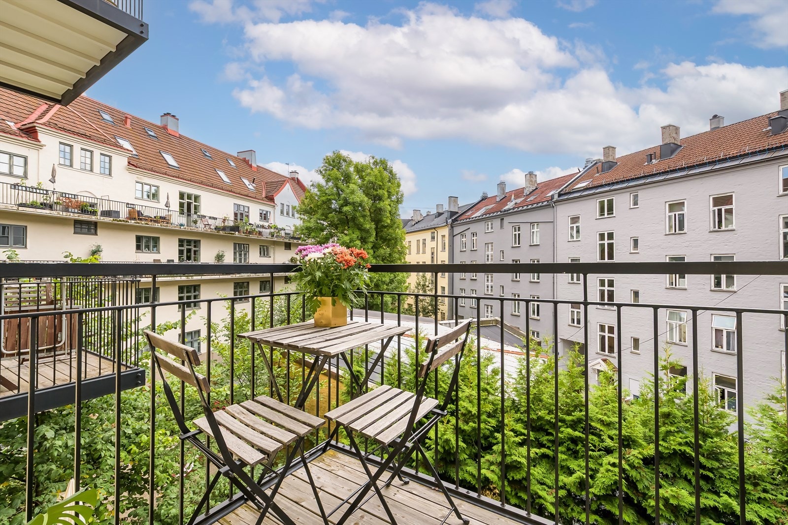 Fra stuen er det utgang til en solrik balkong i rolige omgivelser. Galleribilde