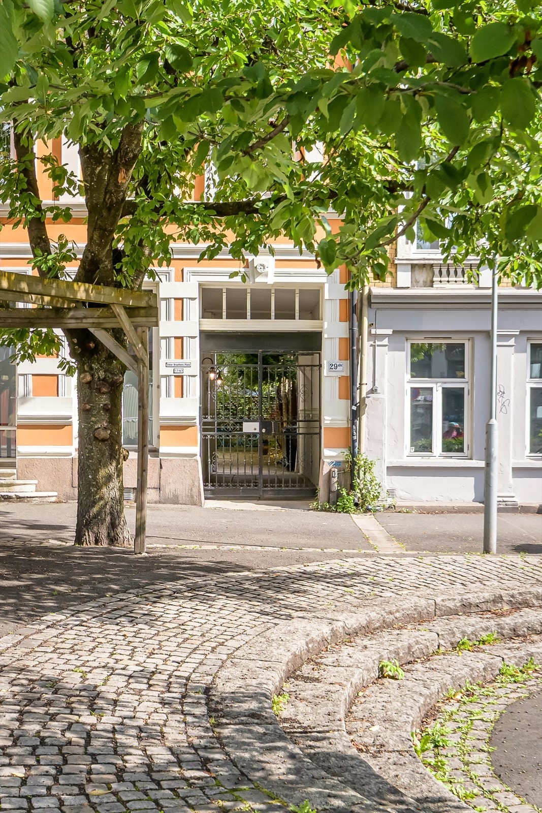 Området er kjent for sitt rike utvalg av kaféer, restauranter og kulturtilbud. Galleribilde