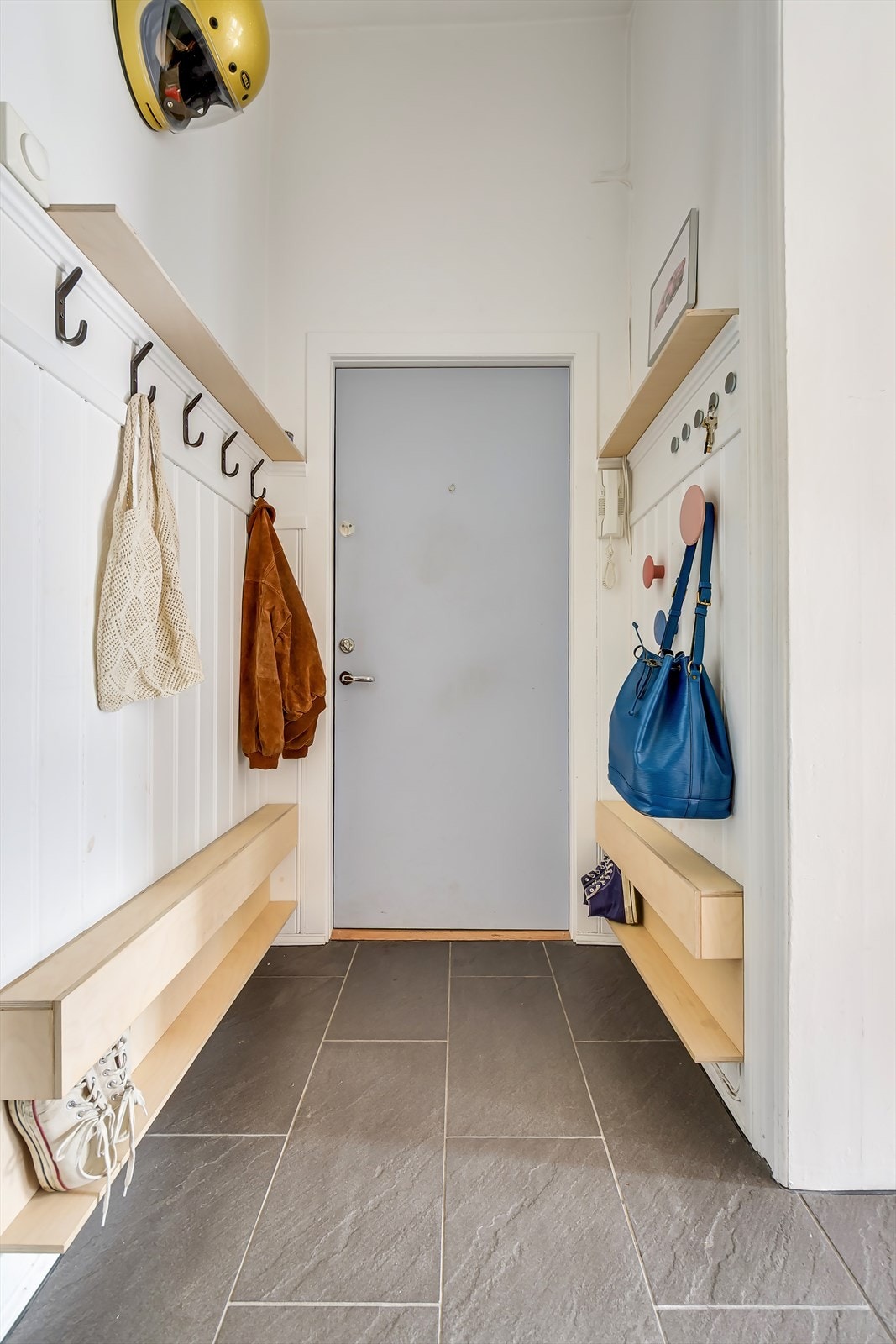 Vel inne ankommer du en lys og innbydende entré som er et fint første møte med leiligheten. Galleribilde