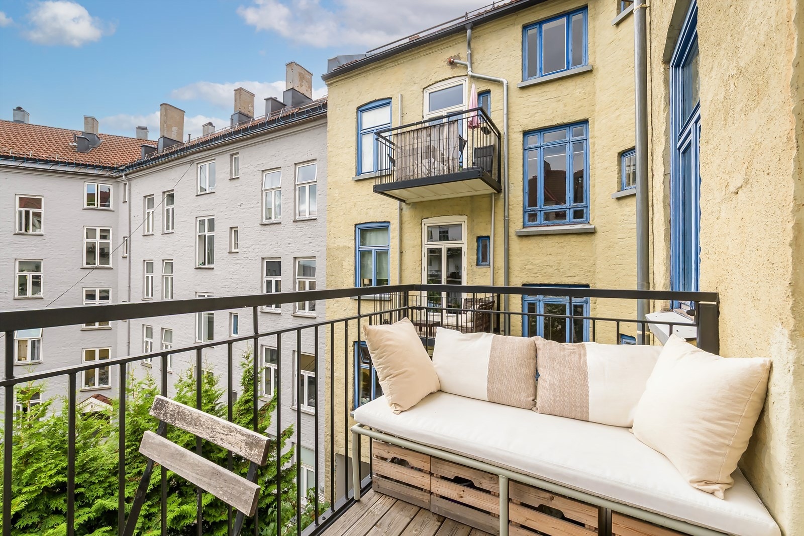 Balkongen er 3 kvm og har god utforming med plass til sittegruppe og bord. Galleribilde