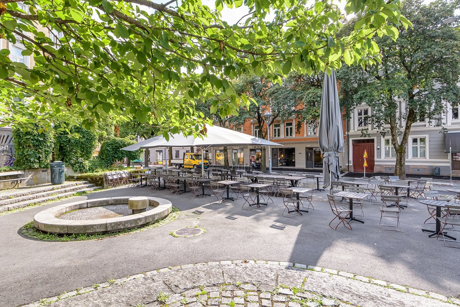 Her er det populær uteservering på sommeren, kun et steinkast fra leiligheten! Galleribilde
