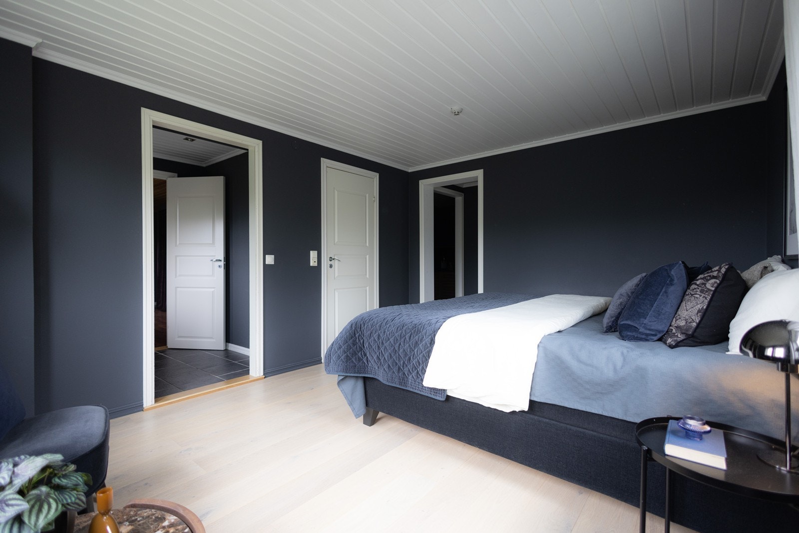 Denne delen av underetasjen brukes som master avdeling med eget bad, kjøkken og walk-in-closet Galleribilde