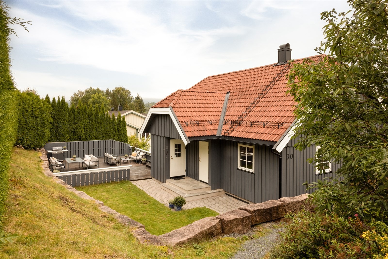 Hyggelig inngangsparti. Dør til høyre går til svært praktisk utvendig bod Galleribilde