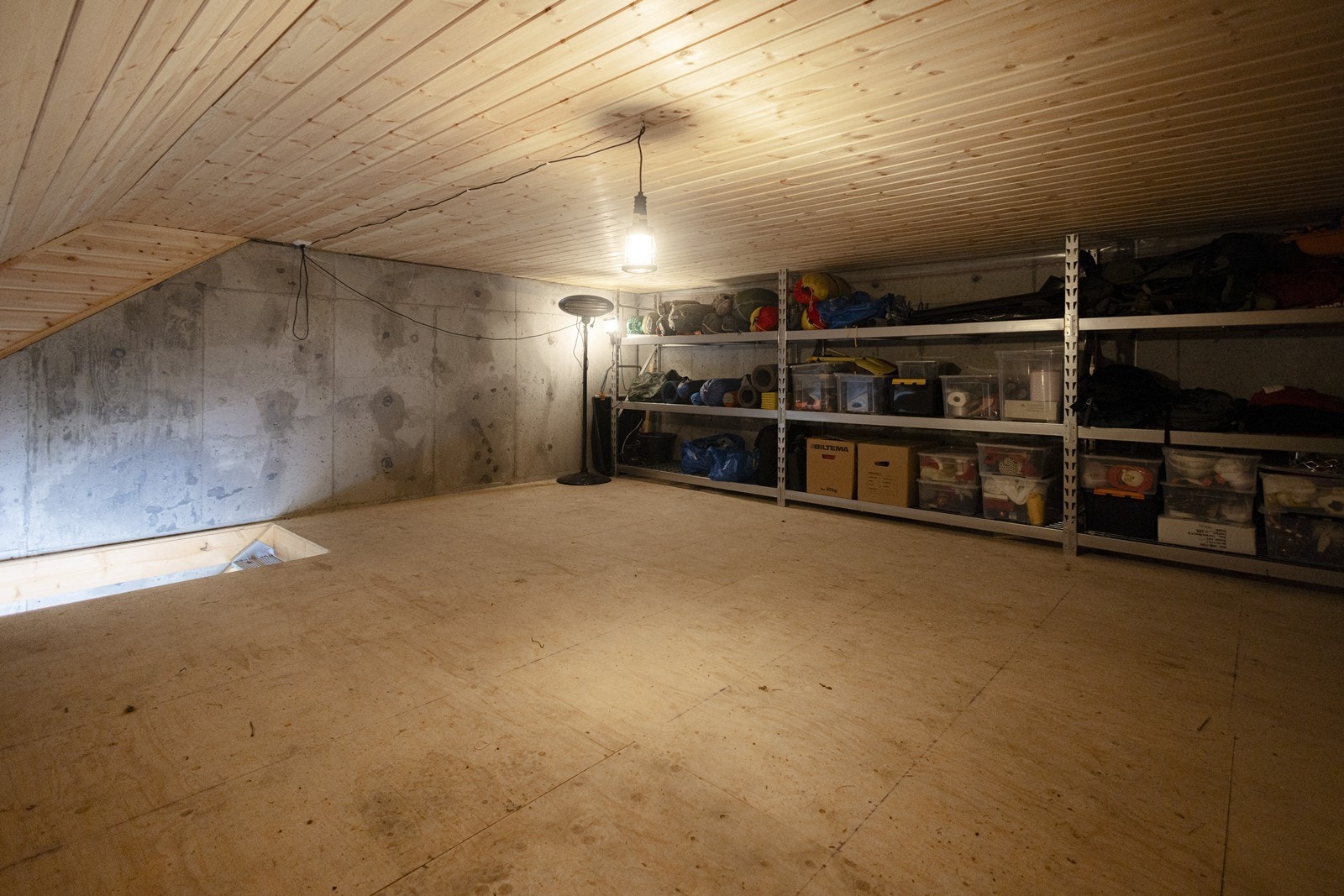 Stort lagringsloft med 42 kvm gulvareal. Garasjen er helisolert Galleribilde