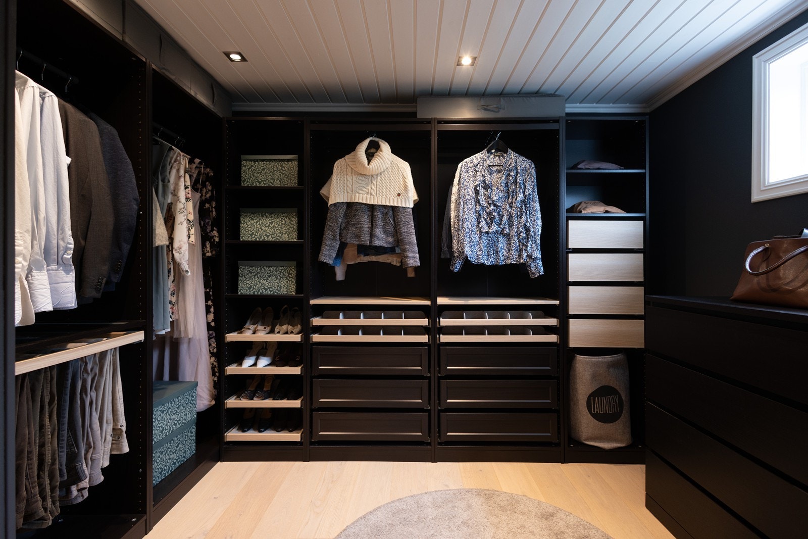 Eget walk in closet fra 2021. Svært godt med plass i skuffer, hyller og heng Galleribilde