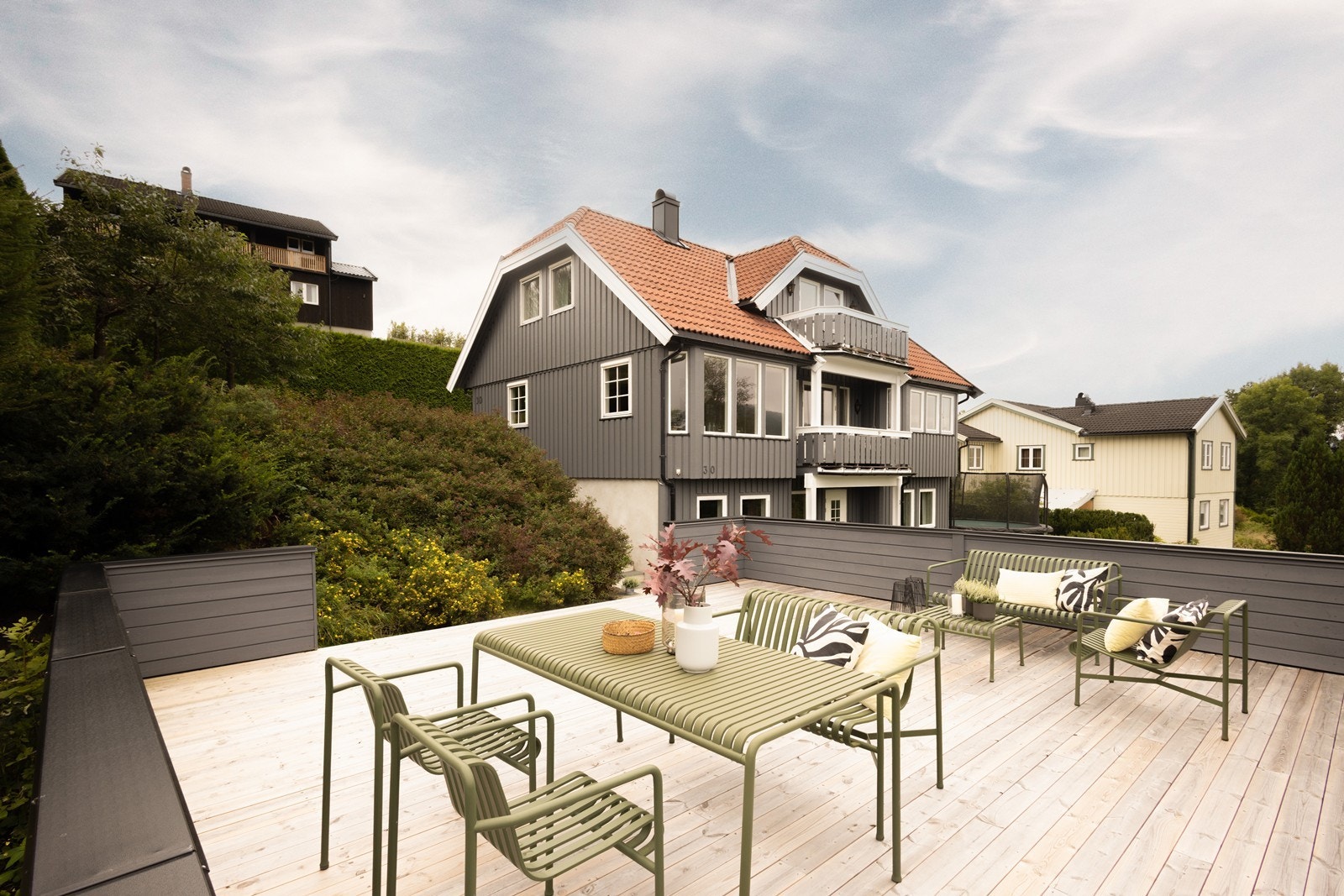 Stor takterrasse over garasje på 41 kvm. Platting ble lagt ny i 2024 Galleribilde