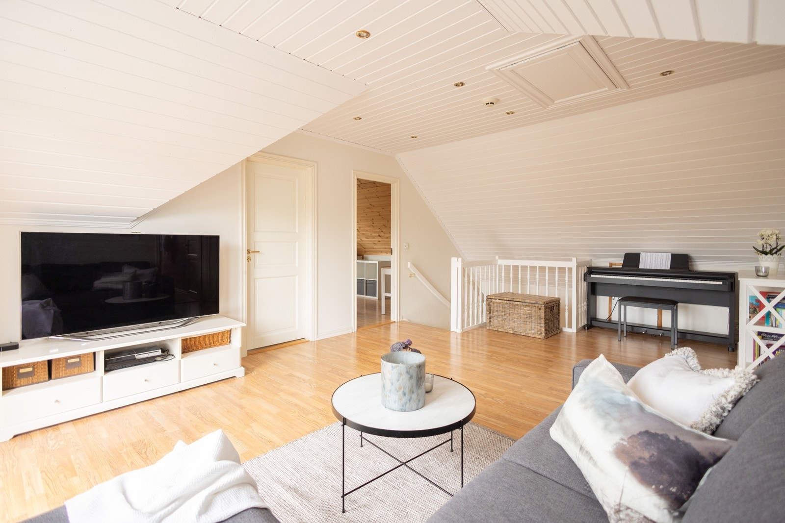 I boligens 2. etasje finner man loftstue med utgang til balkong, 3 soverom og bad Galleribilde