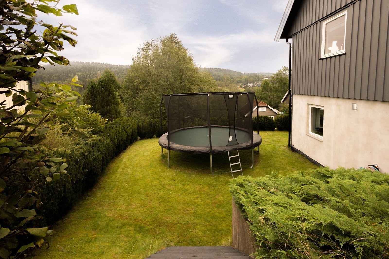 Plenareal på nordsiden av huset hvor det er god plass til stor trampoline Galleribilde