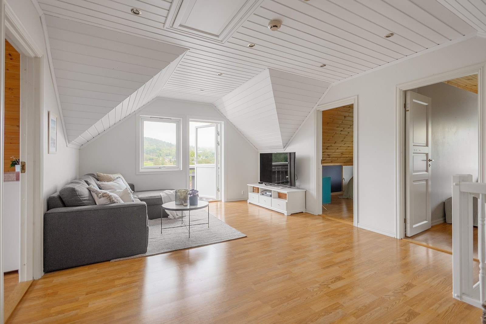 Tilgang til loft via luke i himling, samt knevegg via luker Galleribilde