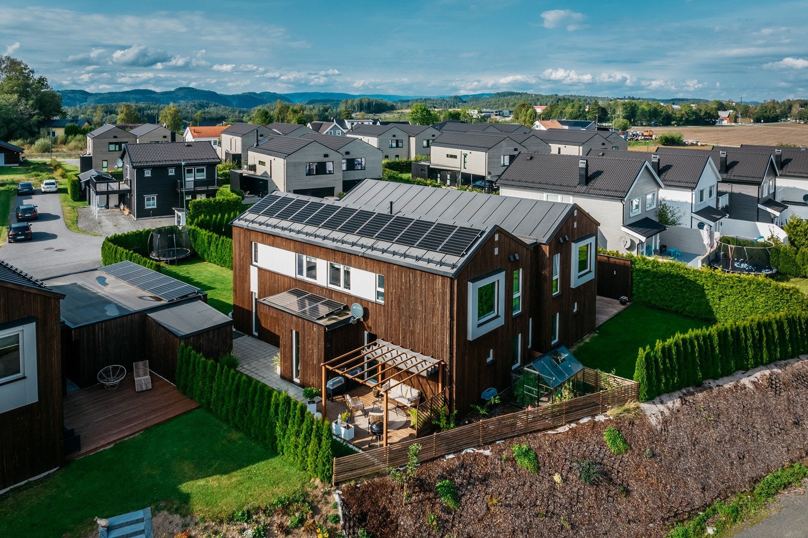 Boligen ligger bakerst på feltet, inn mot skogen. Galleribilde