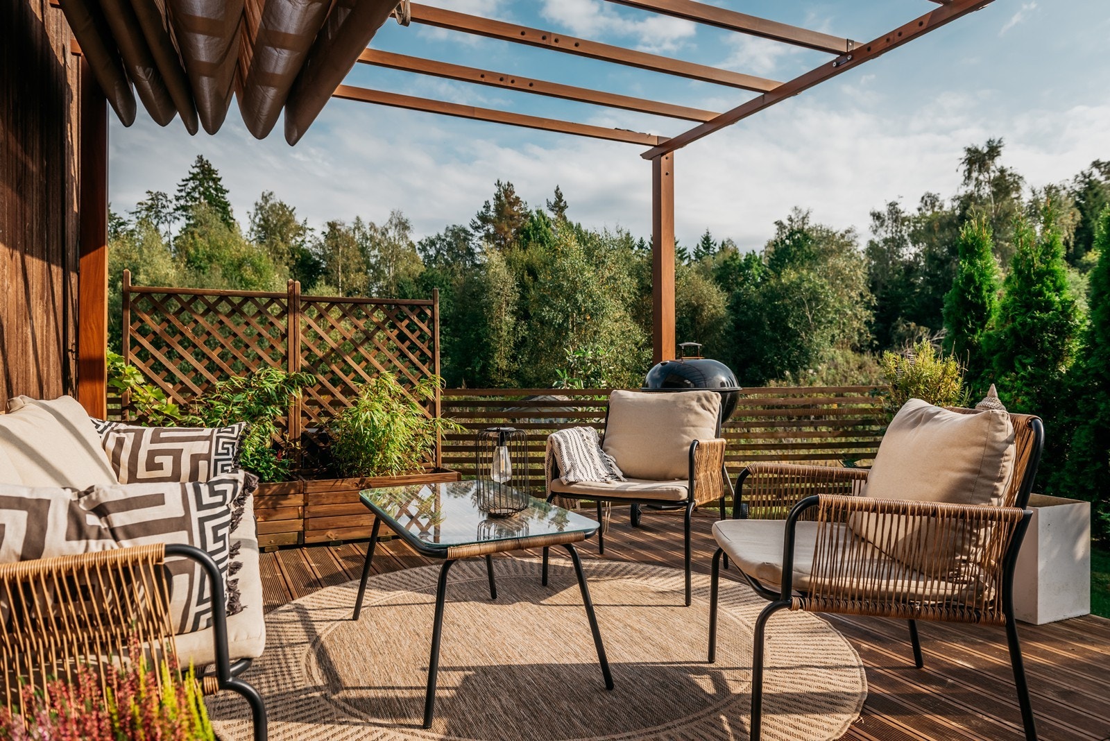 Uteplassen ligger usjenert på hushjørnet, med utsyn mot skog og mark. Galleribilde