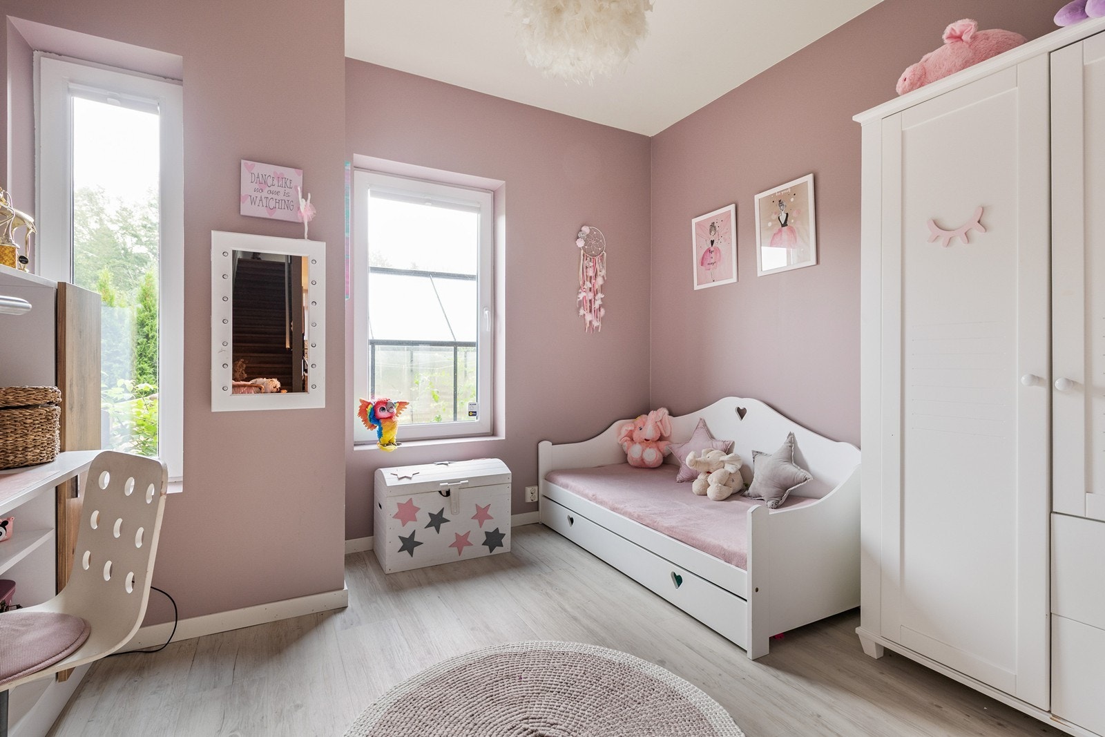 Koselig soverom i boligens første etasje. Utsikt ut mot skogen. Galleribilde