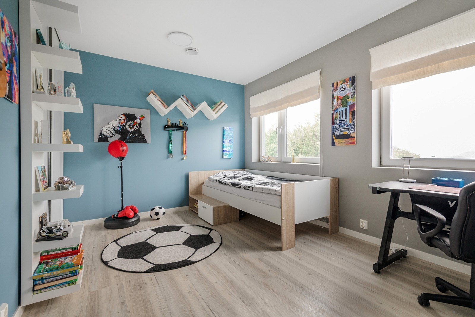 Soverommet er tilpasset barnerom, med smart møblering og god plass til lek og oppbevaring. Her var det tidligere to soverom, så her er det mulig å sette opp vegg for å få et ekstra soverom. Galleribilde