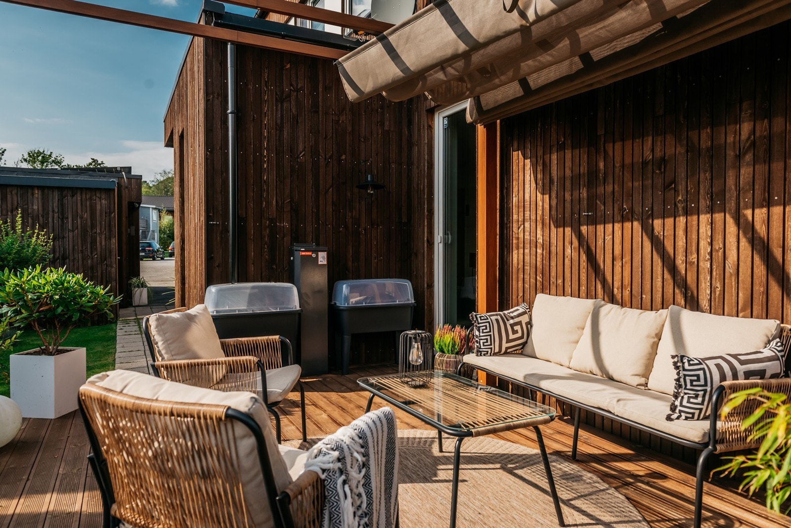 Nydelig uteplass med pergola som kan skygge for sola dersom det blir for varmt. Galleribilde