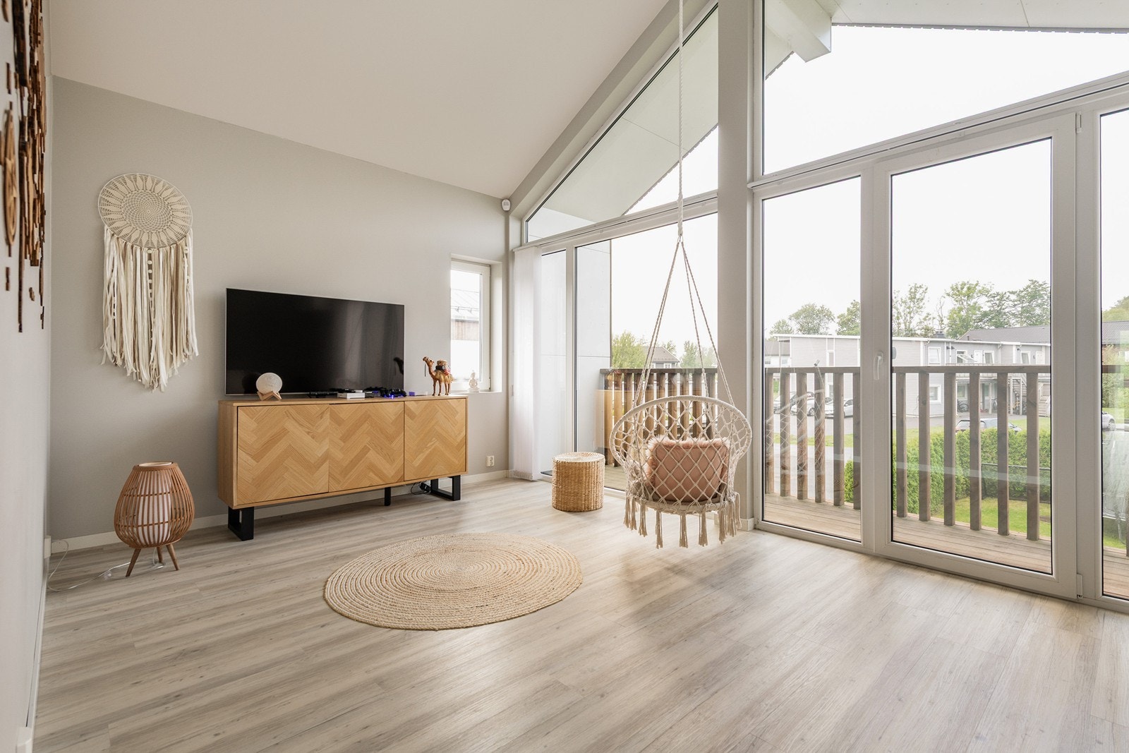 Gode og luftige rom med god takhøyde og store vinduer. Galleribilde