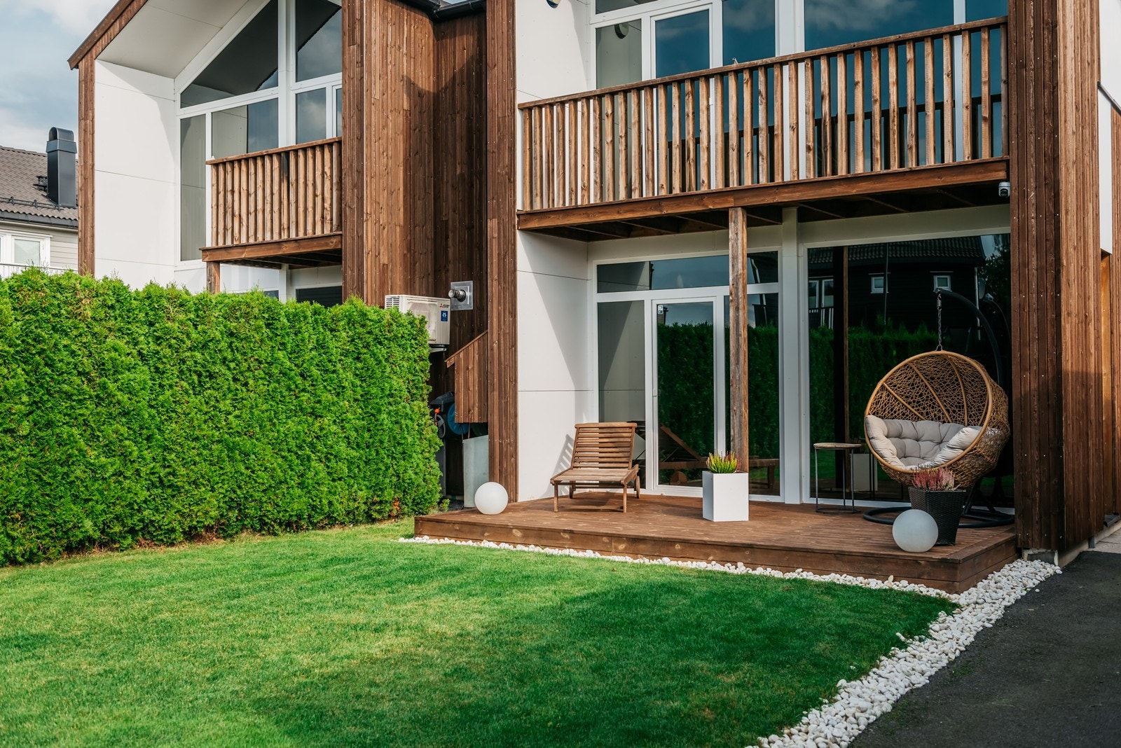 Her er det god boltreplass for liten og stor med terrasse og fine plenarealer. Galleribilde