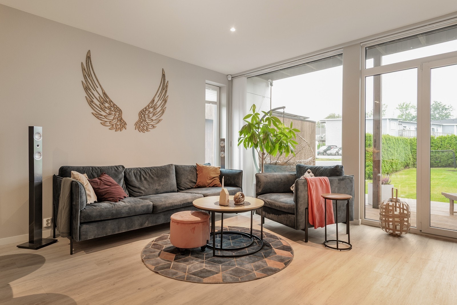 Lys og romslig stue med store vindusflater og utgang til terrasse. Galleribilde