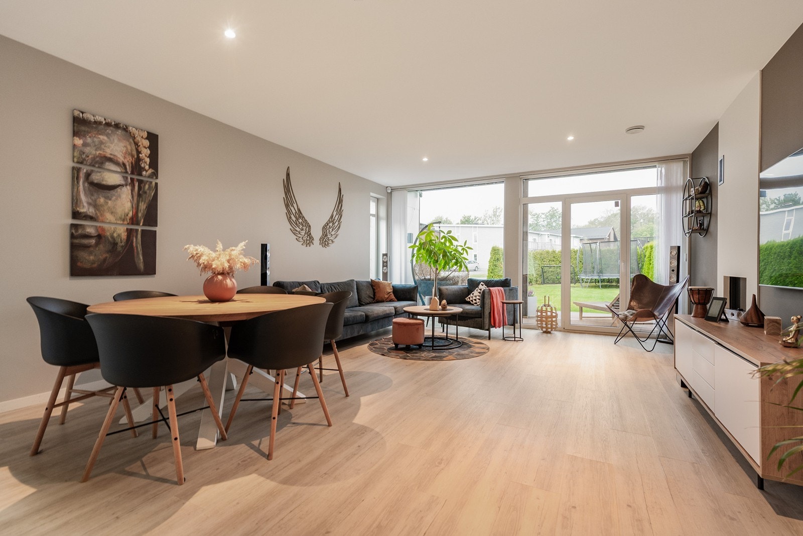 Stor flott stue, høyt under taket og praktisk solskjerming på vinduene slik at man ser alt som skjer ute, men de som går forbi kan ikke se inn. Galleribilde