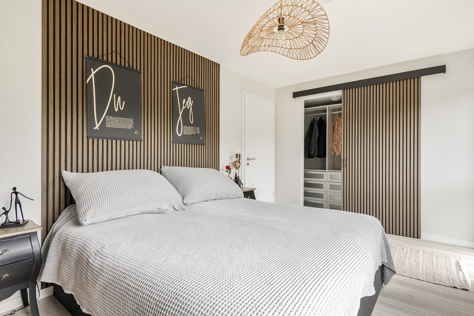 Smarte garderobeløsninger på soverommet, med god plass til både klær og sko. Galleribilde