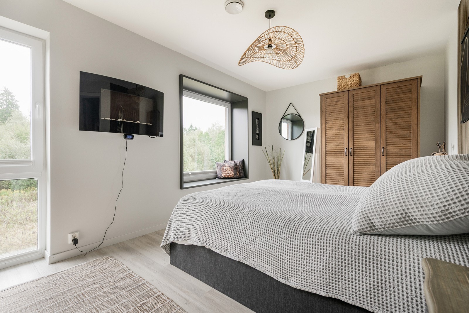 Det er tre soverom i boligen, her fra hovedsoverommet som har store vinduer ut mot naturskjønt område. Galleribilde