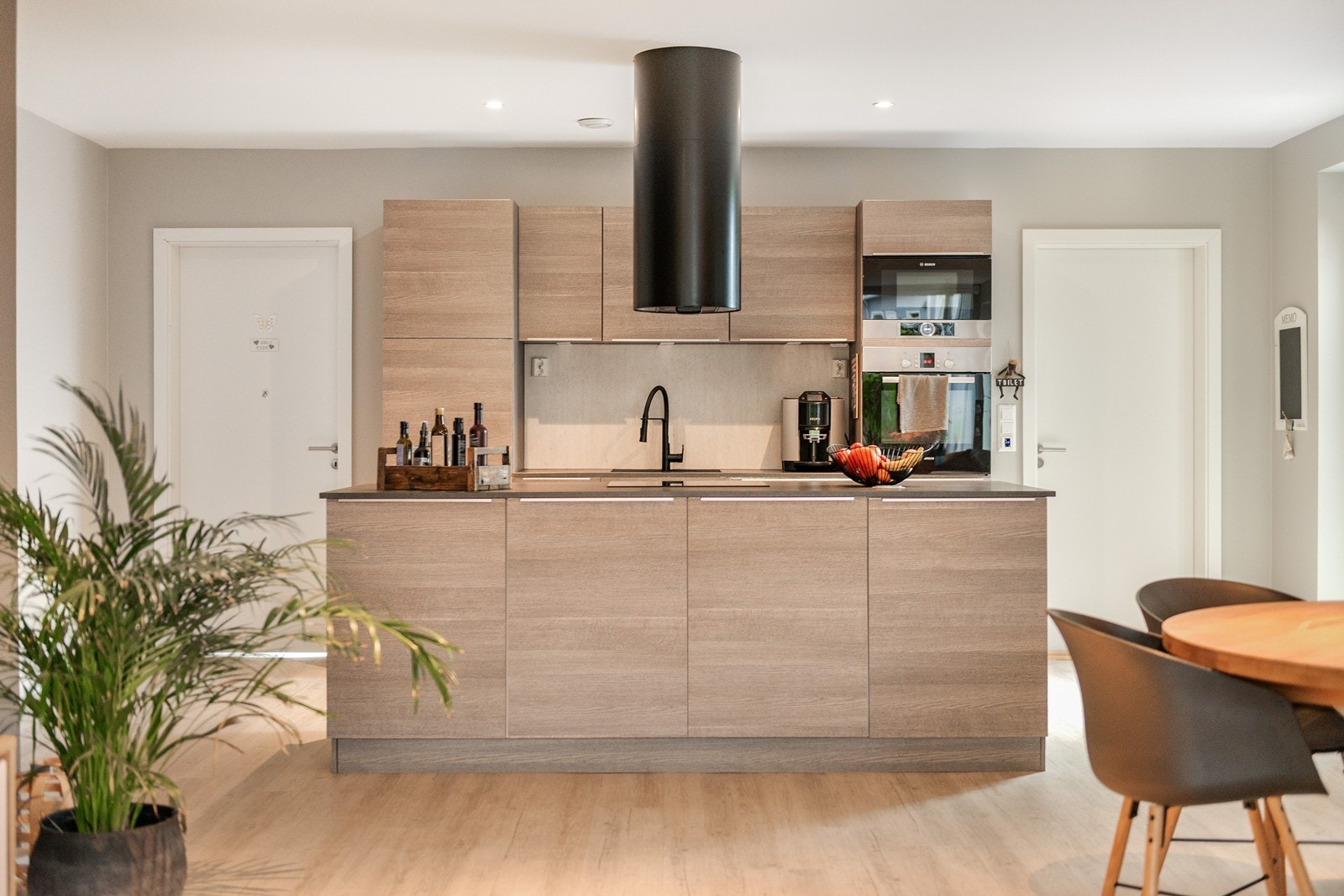 Lekkert kjøkken med malte fronter, laminat benkeplate, kompositt oppvaskkum. mekanisk ventilator og integrerte hvitevarer. Galleribilde