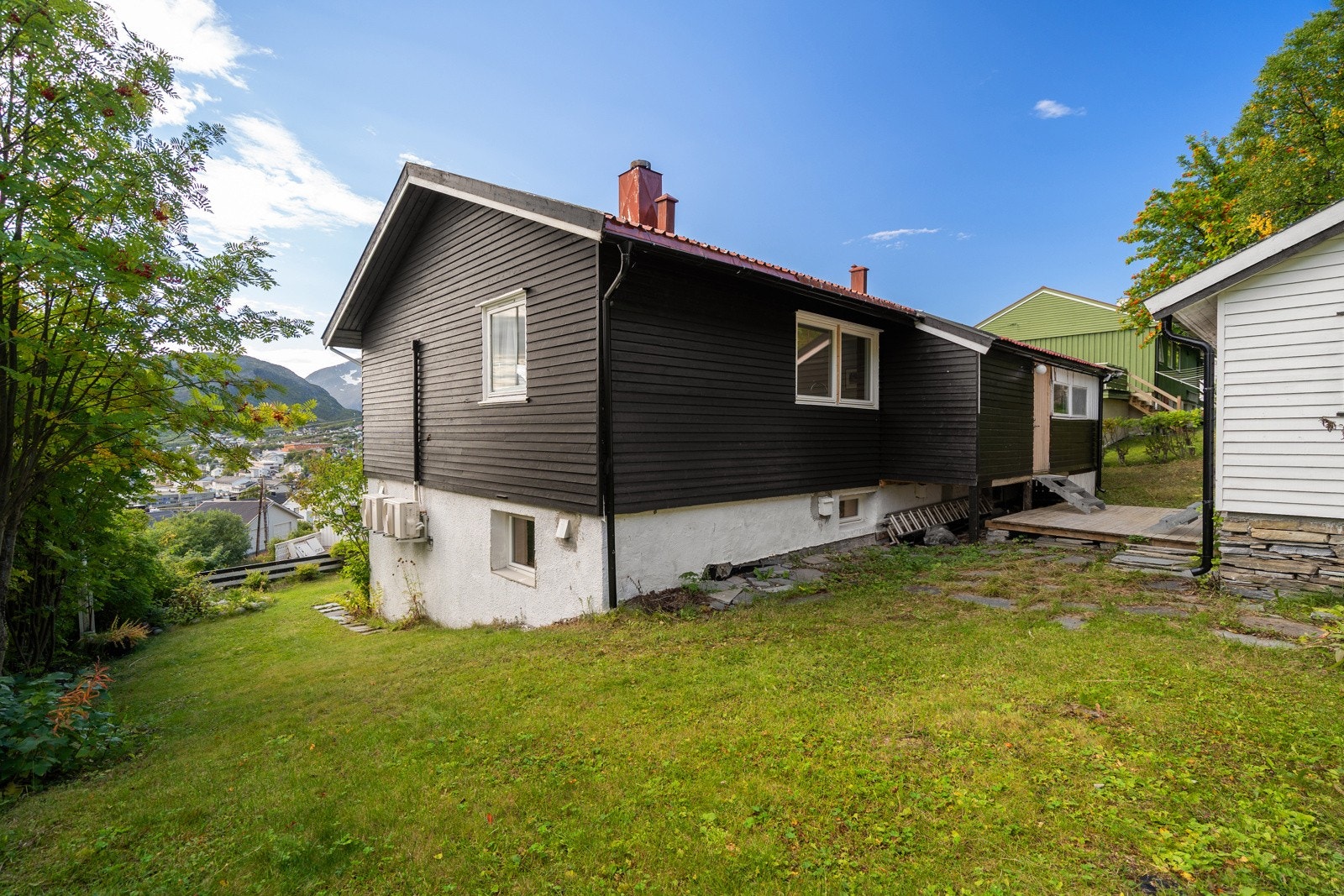 Pent opparbeidet uteområde med plen.