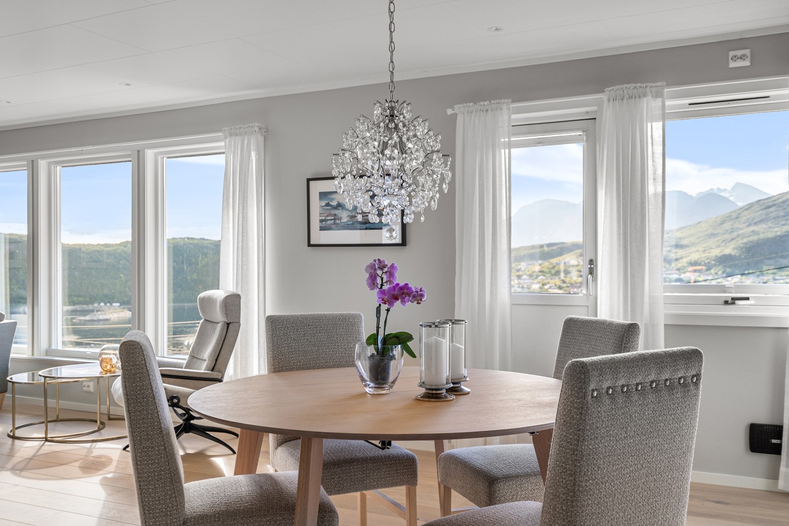 Plass til både sofagruppe og spisebord - perfekt for hyggelige sammenkomster.