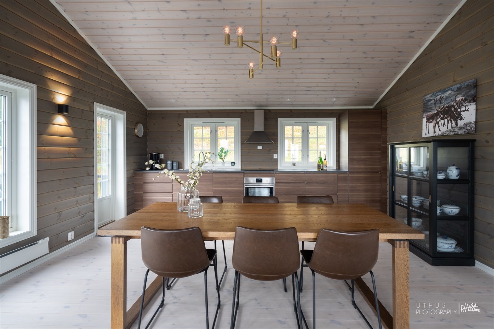 God plass til spisebord i kjøkkendelen, med direkte utgang til terrassen og flott utsikt, perfekt for måltider og sosialt samvær. Galleribilde