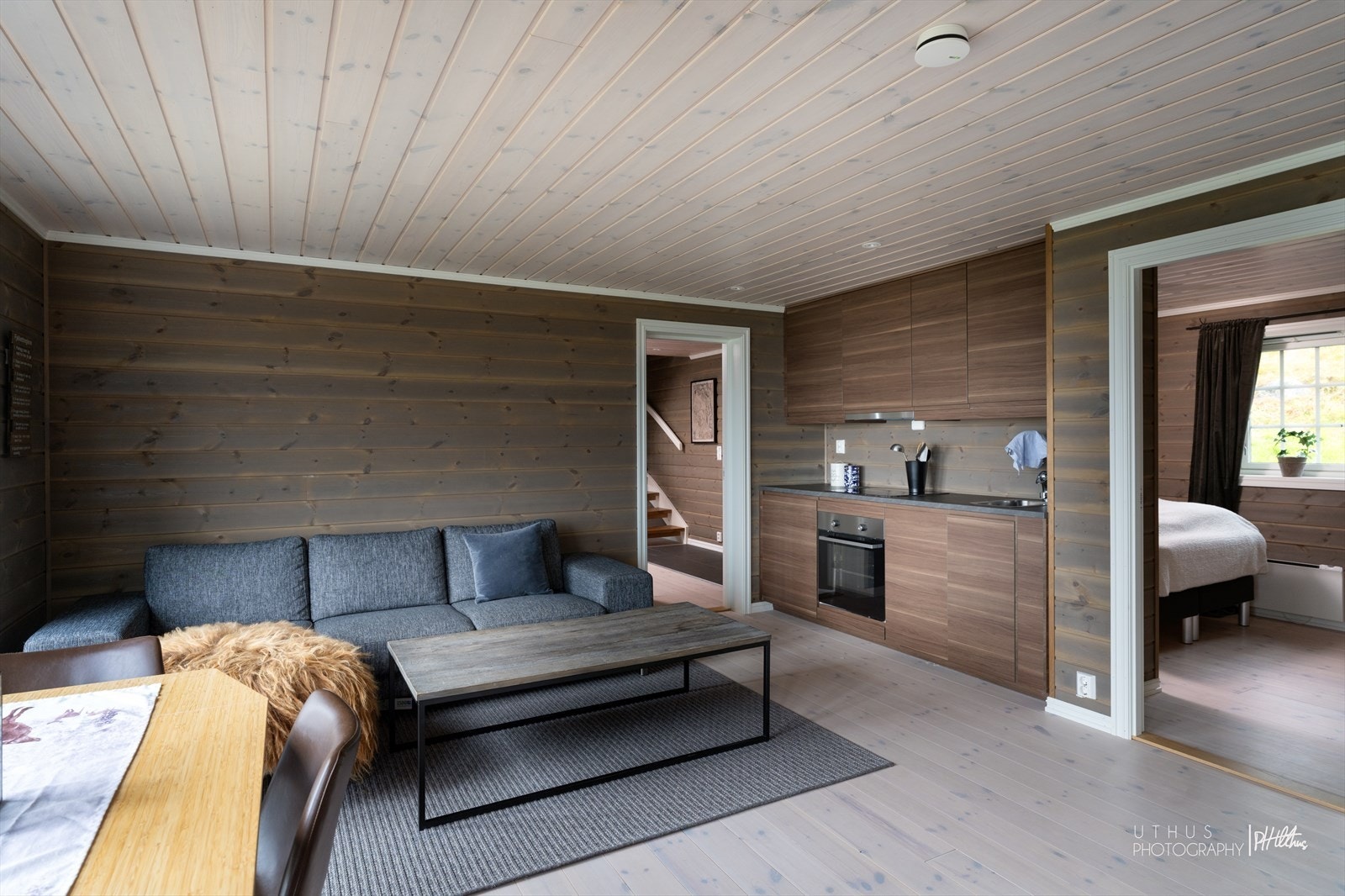 Stue og kjøkken i hybelen, her med dør mot den største enheten. Galleribilde