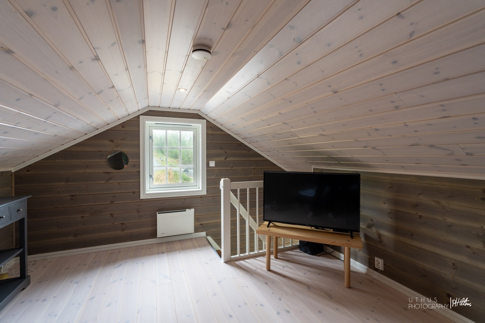 Hybelen inkluderer en privat hems med egen trapp, som tilbyr ekstra plass i enheten. Galleribilde