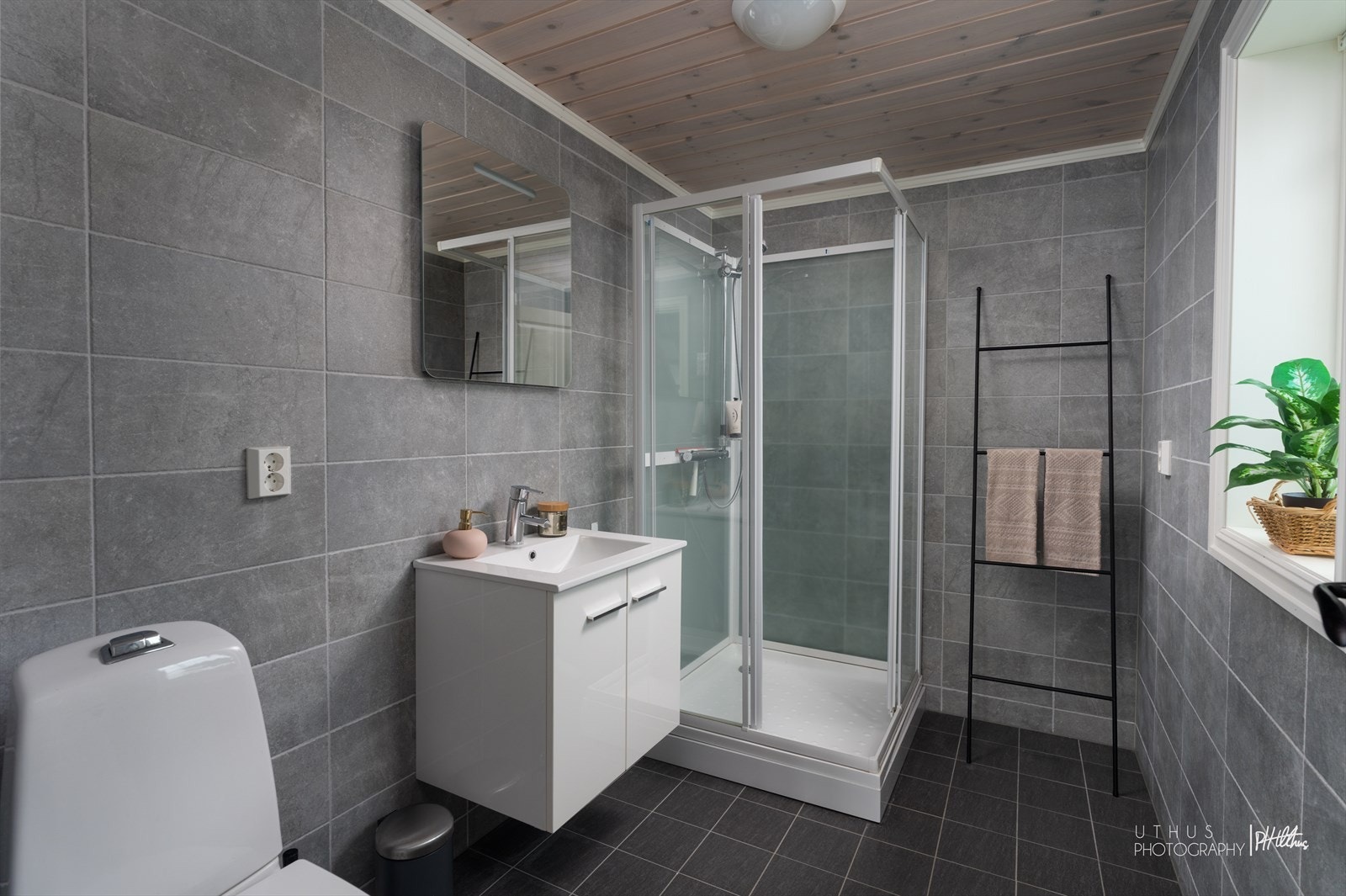 Badet til hybelen har flislagte overflater, elektriske varmekabler og balansert ventilasjon via avtrekksvifte og tilluftspalte. Galleribilde