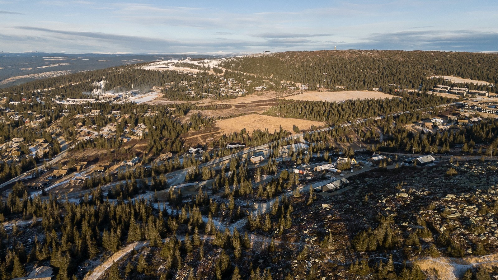 Tomten ligger helt på toppen av Hafjell med gangavstand til alpinanlegget og populære Gaiastova med restaurant, Joker dagligvarebutikk, sportsbutikk og afterski. Galleribilde