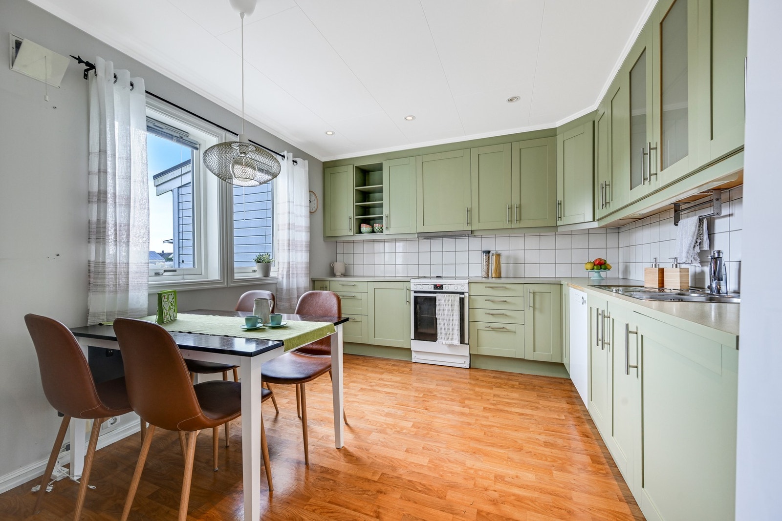 Her er det god plass til å innrede med et frokostbord ved kjøkkenvinduene hvor morgenkaffen kan nytes. Galleribilde