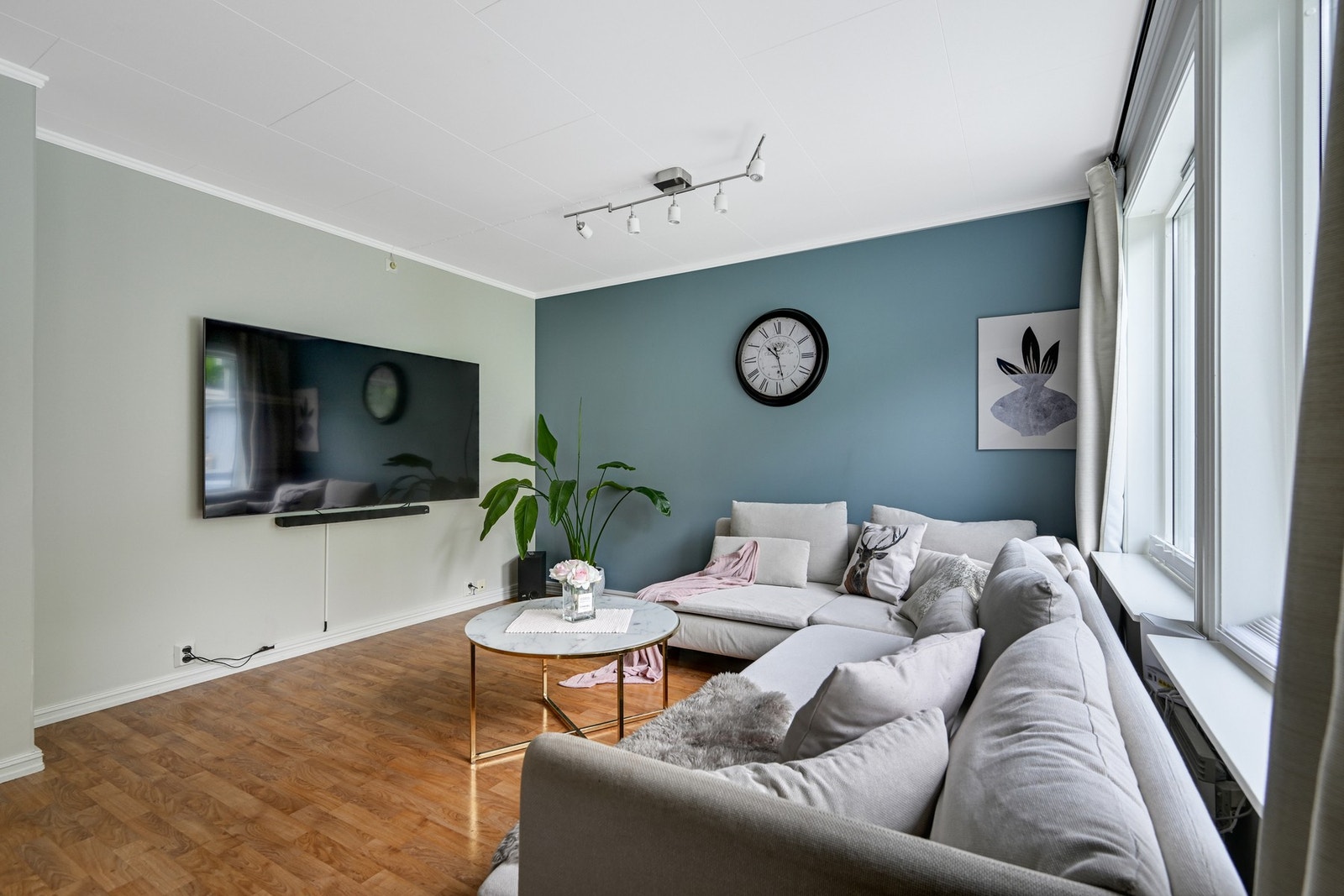 Stuen fremstår som et hyggelig oppholdsrom med god plass til å møblere etter eget ønske. Her kan man lage et koselig tv-hjørne. Galleribilde