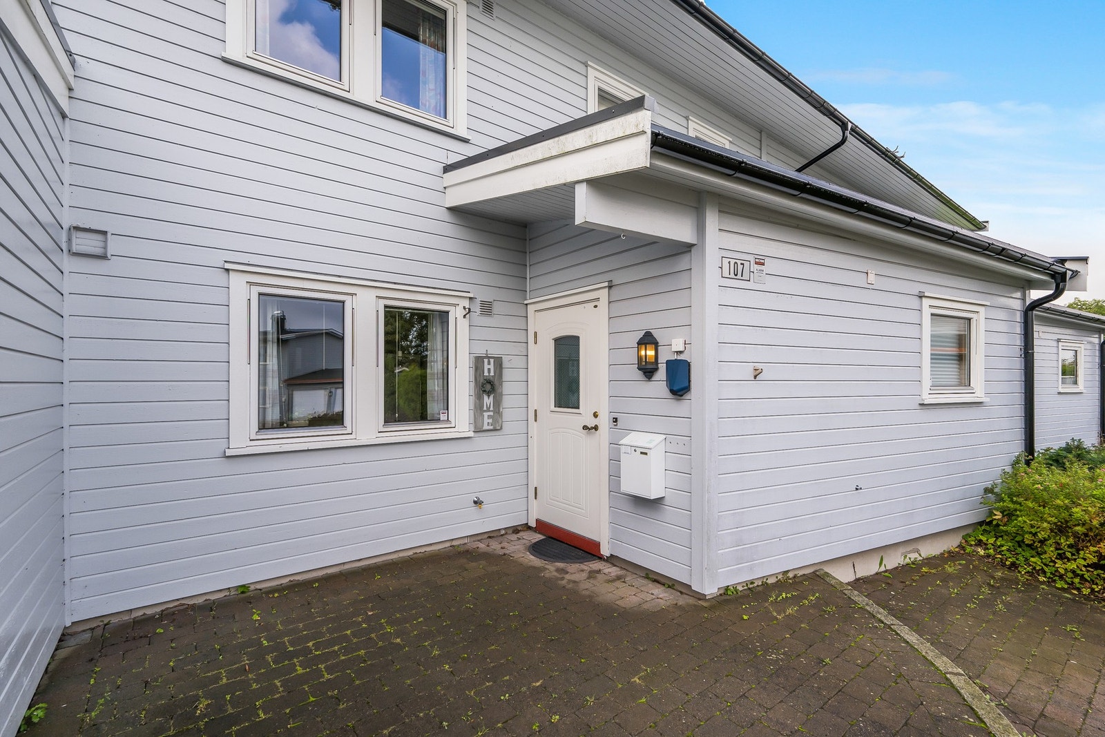 Bilen kan enkelt parkeres ved inngangspartiet. Like ved ytterdøren, er det montert en smart elbil-lader fra easee. Galleribilde