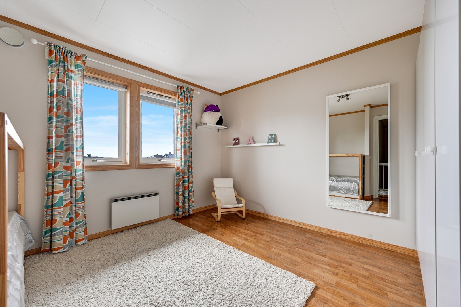 Soverom nr. 2 er romslig og har garderobeskap og god plass til seng og annet ønskelig møblement. Galleribilde