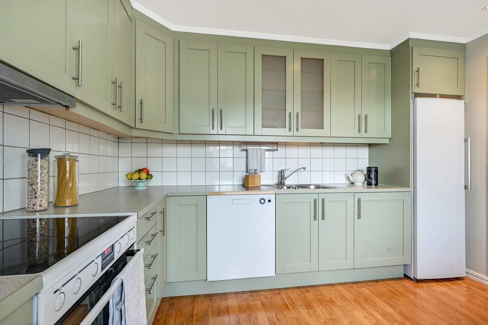 Lukket kjøkken med plass for frokostbord Galleribilde