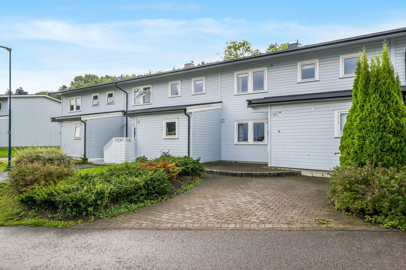 Det er godt med plass for å innrede med ulike møbler for å lage et hyggelig inngangsparti i front. Galleribilde