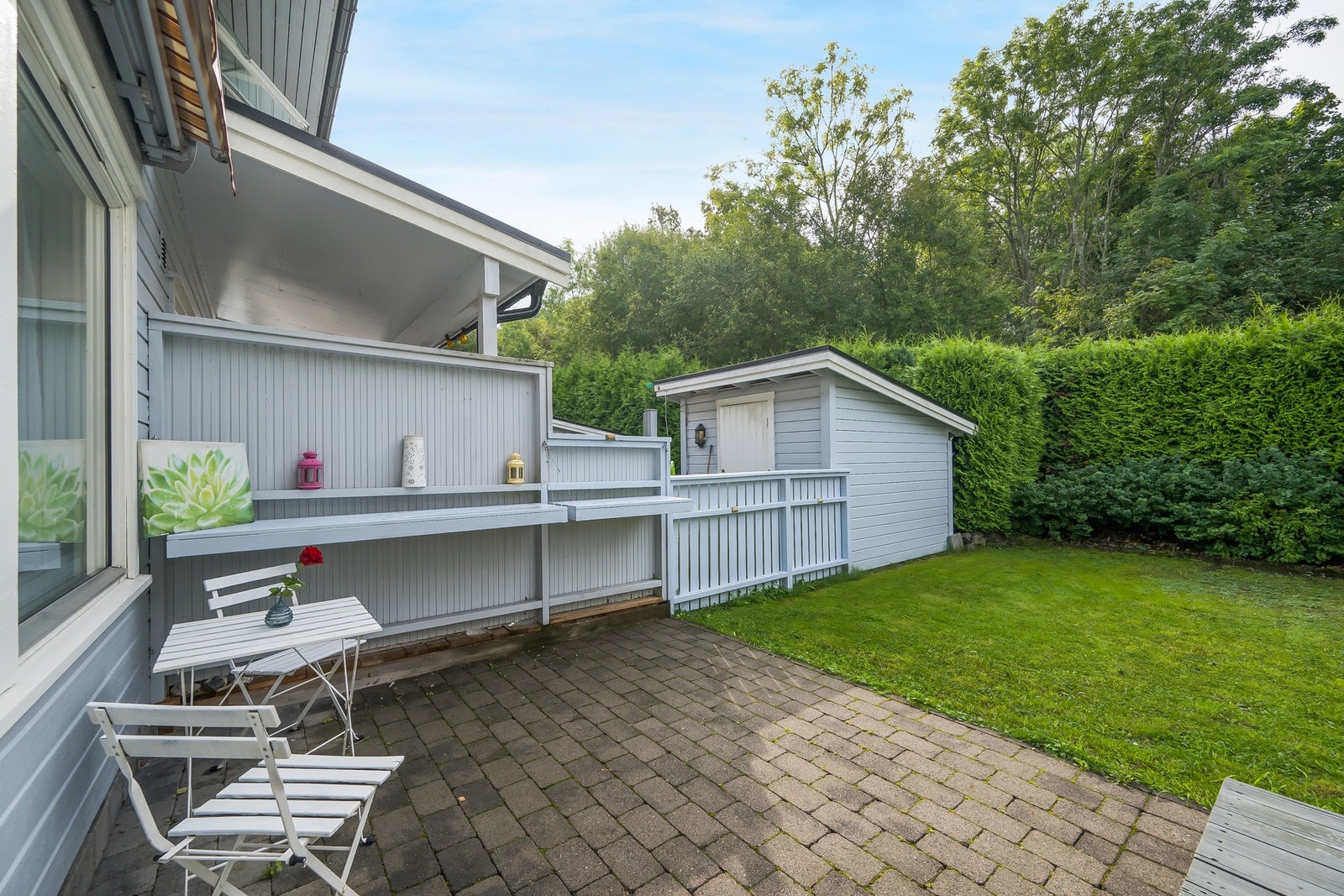 Levegg mellom naboene sørger for at privatlivet blir ivaretatt. Her kan finværet nytes i hyggelige omgivelser. Galleribilde