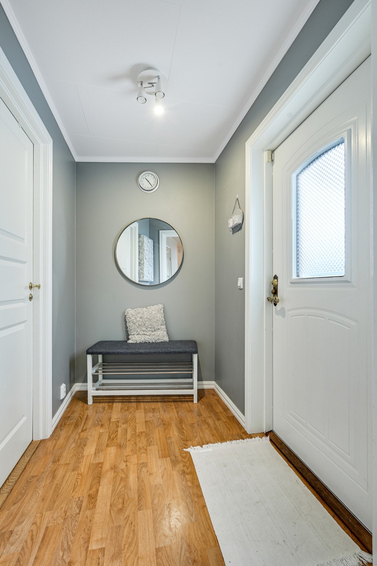 Entréen byr på nok plass til klesoppheng og skostativ. Velkommen inn. Galleribilde