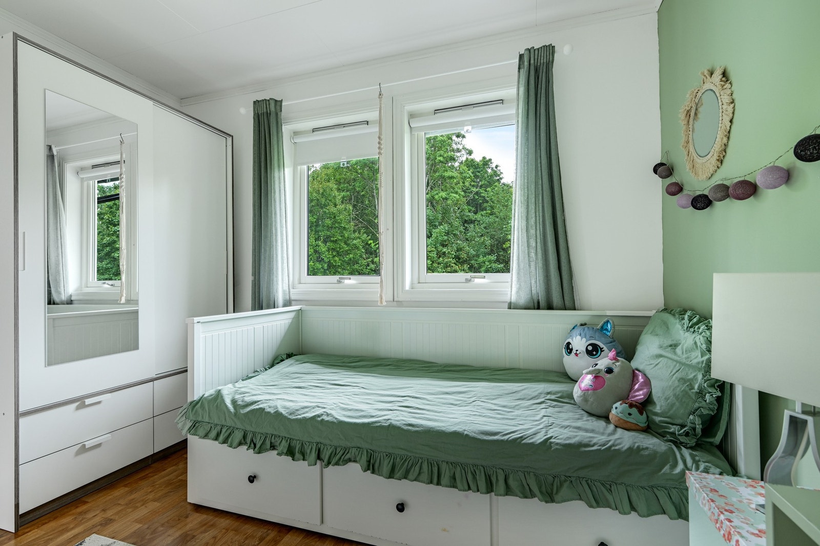 Her er det garderobeskap og plass til seng og f. eks et skrivebord. Galleribilde