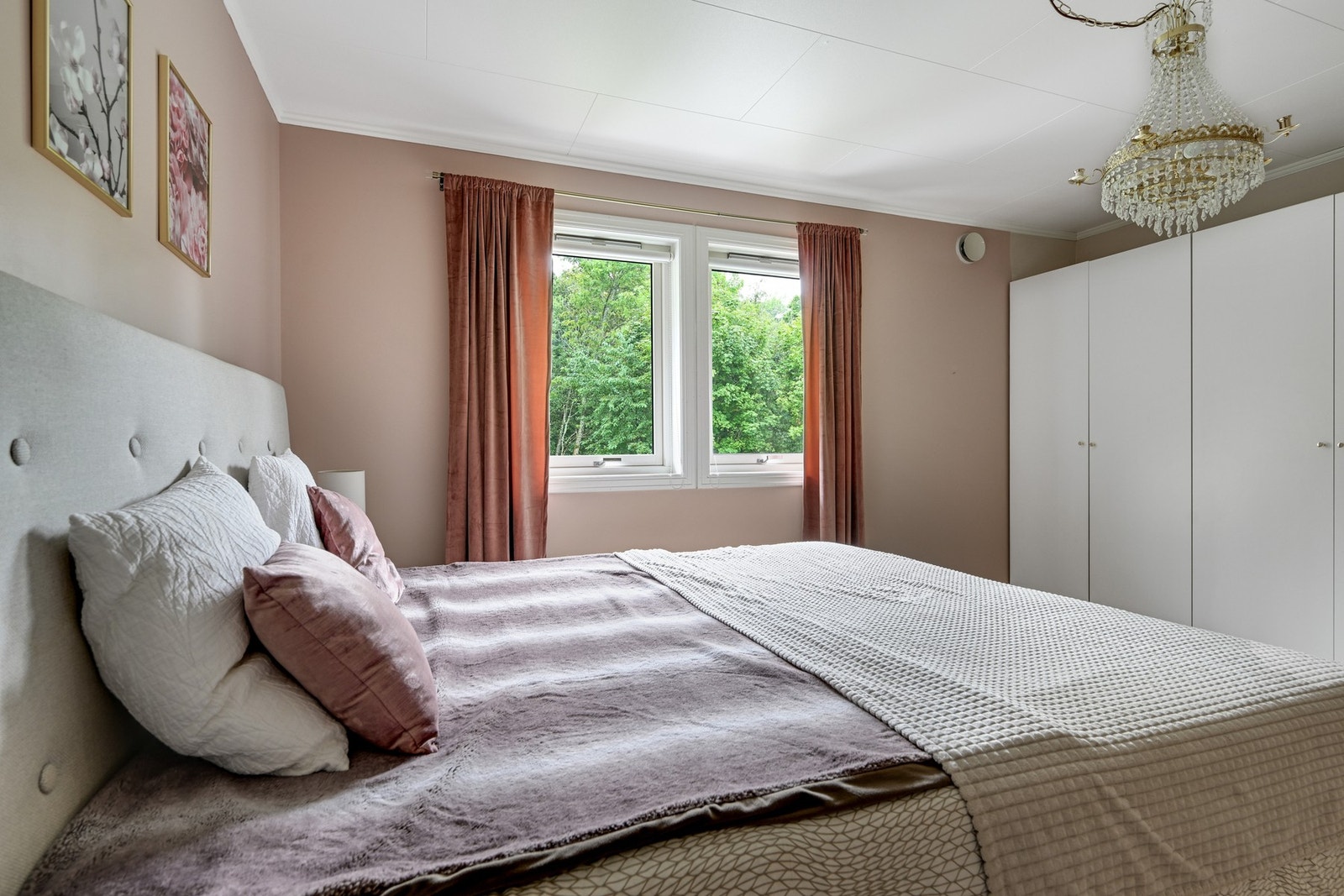 Boligen har 3 soverom som befinner seg i 2. etasje. Hovedsoverommet er luftig og lyst og har garderobeskap for praktisk klesoppbevaring. Galleribilde