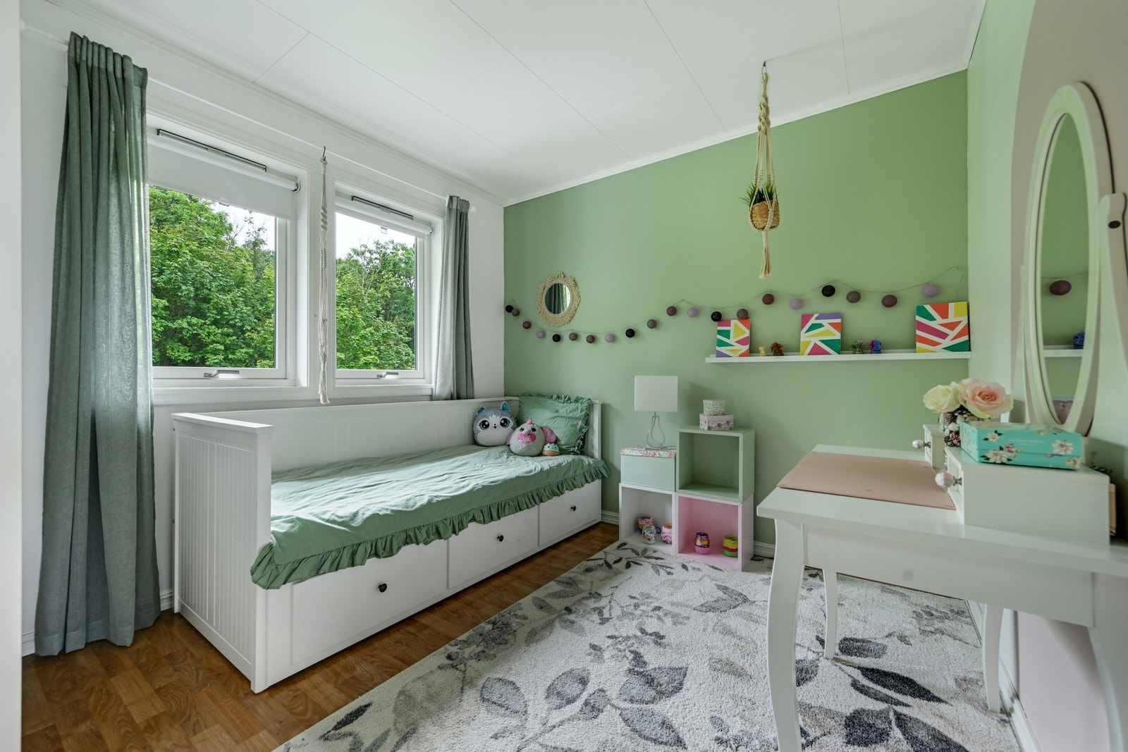 Soverom nr. 3 er et perfekt barnerom med kreativt fargevalg og gode lysforhold. Galleribilde