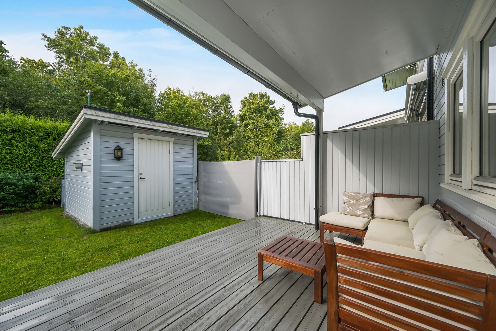 Eiendommen har blant annet gressplen, terrasse og et parti som er opparbeidet med belegningsstein. Galleribilde