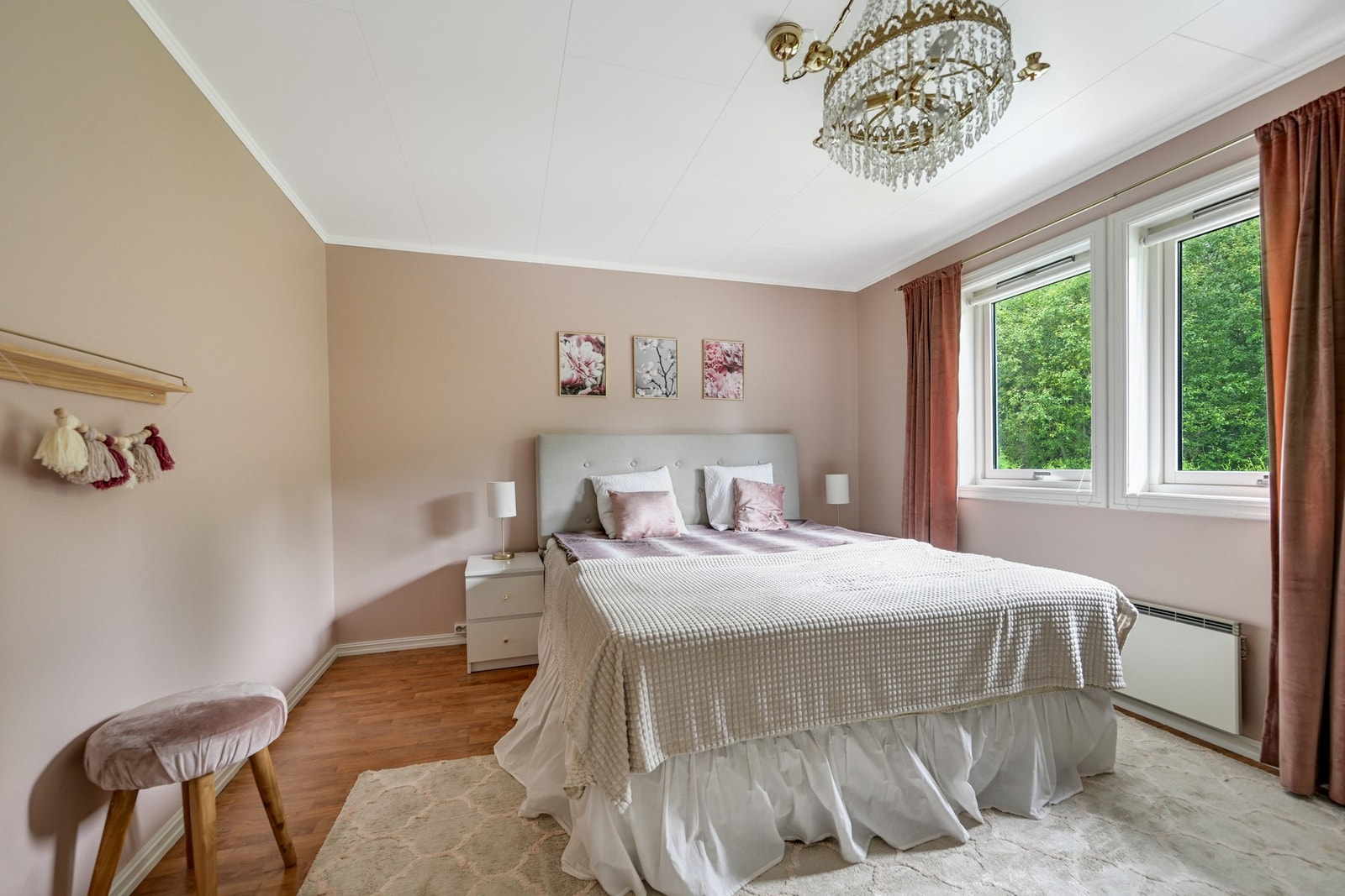 Det er god plass til en stor seng med tilhørende nattbord. Dette rommet blir det godt å våkne i. Galleribilde