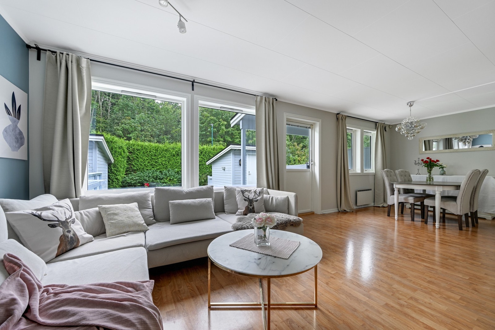 Velkommen inn i en lys og trivelig stue med gode lysforhold fra en rekke vinduer, samt tidsriktige fargevalg på vegger og i tak. Galleribilde