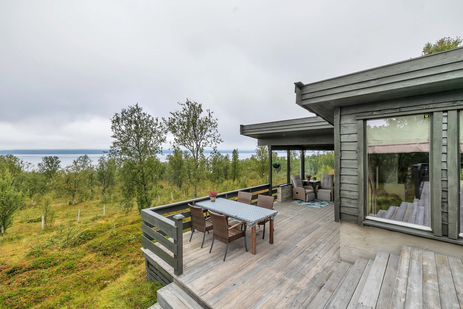 Flotte utearealer bestående av terrasse og lyngterreng Galleribilde