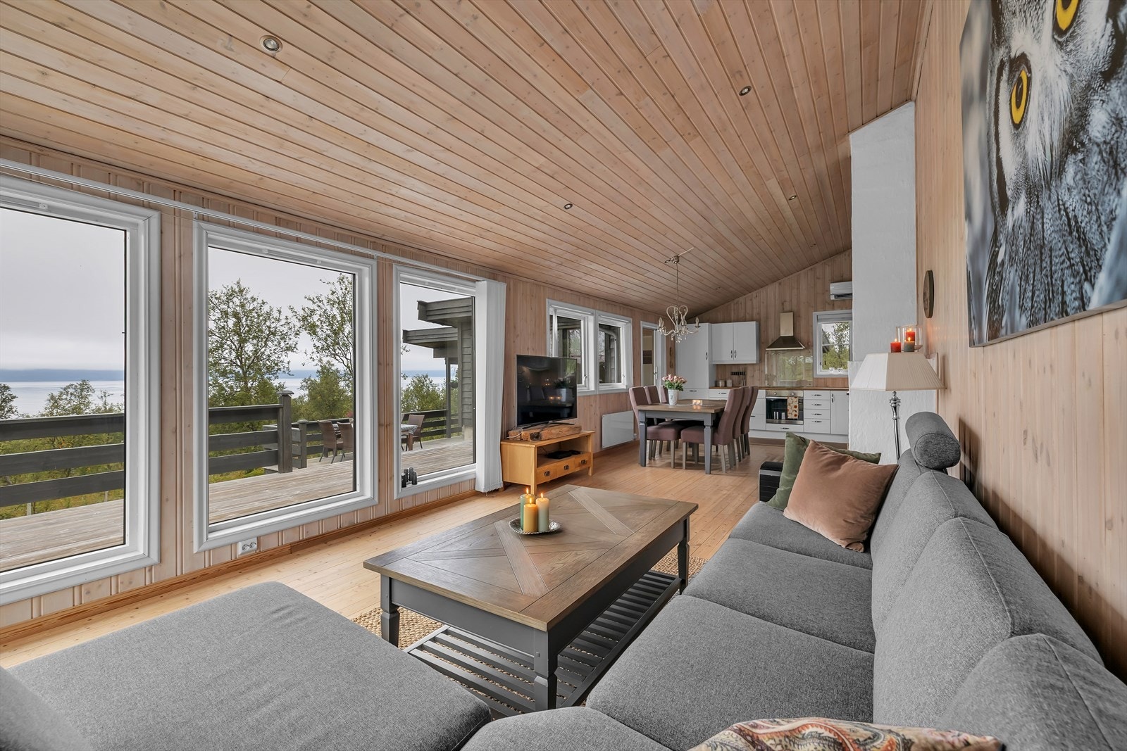 Lyst og luftig oppoldsrom med store vindusflater hvor utsikten kan nytes Galleribilde