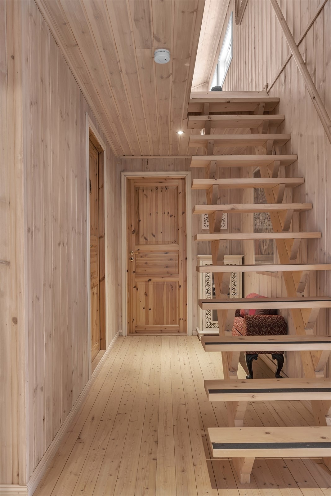 Mellomgang med trapp opp til hems med stue og sovemulighet Galleribilde