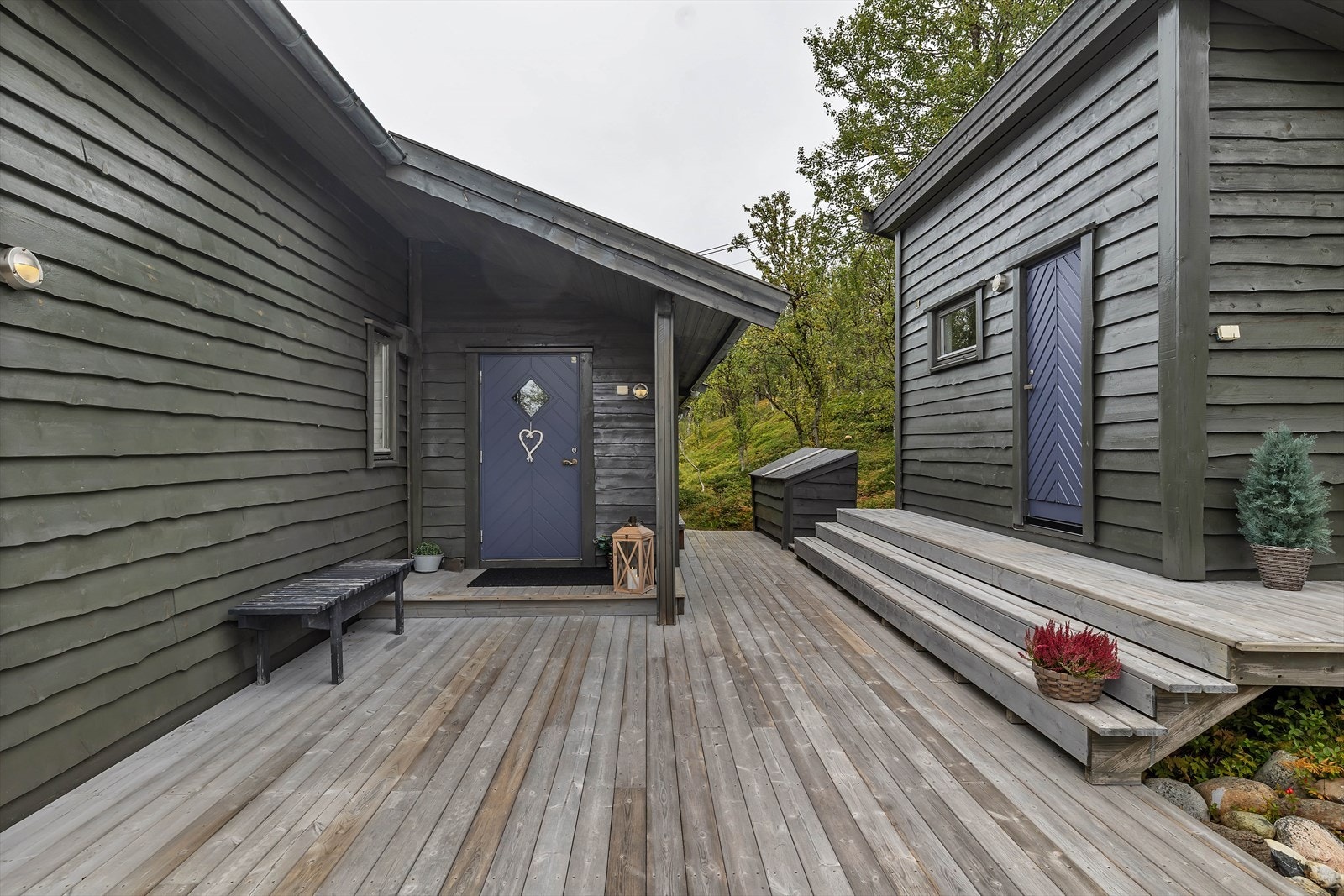 I annekset er det et innredet rom med sove mulighet og øvrig areal er bod Galleribilde